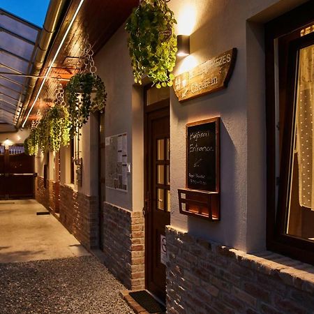Abraham Vintage Szobák&Apartmanok Pécs Exterior foto
